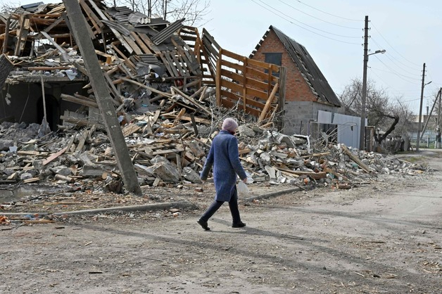 (하르키우 AFP=뉴스1) 우동명 기자 = 8일 (현지시간) 우크라이나 하르키우 외곽에 러시아 군의 포격을 받아 폭삭 무너진 주택의 모습이 보인다.  (C) AFP=뉴스1  