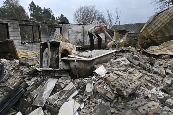 16일(현지시간) 러시아군의 공격으로 폐허가 된 우크라이나 키이우의 한 주택에서 한 주민이 잔해를 살피고 있다./사진=AFP