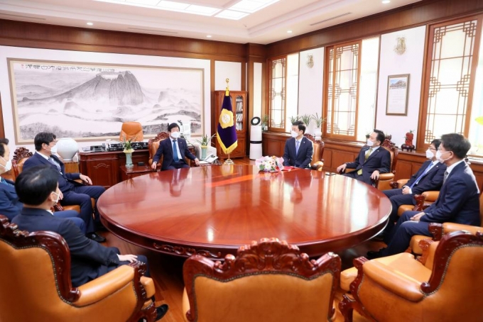 박병석(오른쪽 다섯번째) 국회의장이 지난해 11월 1일 오전 국회의장 집무실에서 신임 김병관 국회의장 비서실장에 대한 임명장을 수여하고 환담을 나누고 있다. /사진=국회의장실