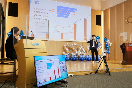'삼성청년SW아카데미' 6기 교육생이 지난 8일 SSAFY 서울 캠퍼스에서 소프트웨어 개발 프로젝트 과제를 발표하고 있다. /사진제공=삼성전자