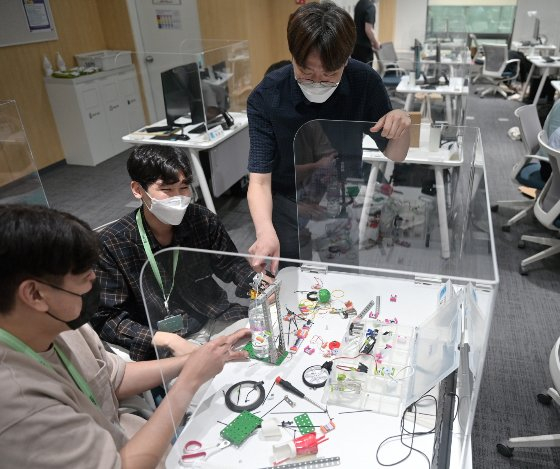 삼성청년SW아카데미 4기 서울캠퍼스의 교육생들이 함께 프로젝트를 진행하고 있다. /사진제공=삼성전자