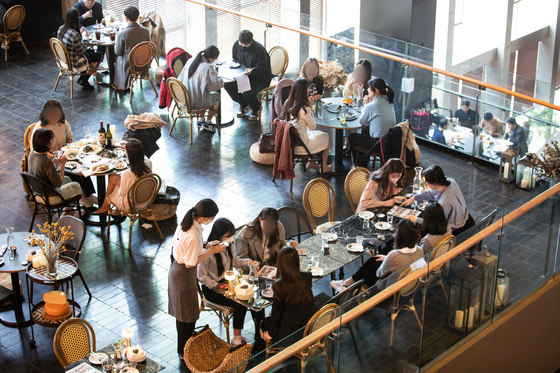 지난 15일 서울시내 한 식당가를 찾은 시민들이 점심식사를 하고 있다/사진=뉴스1