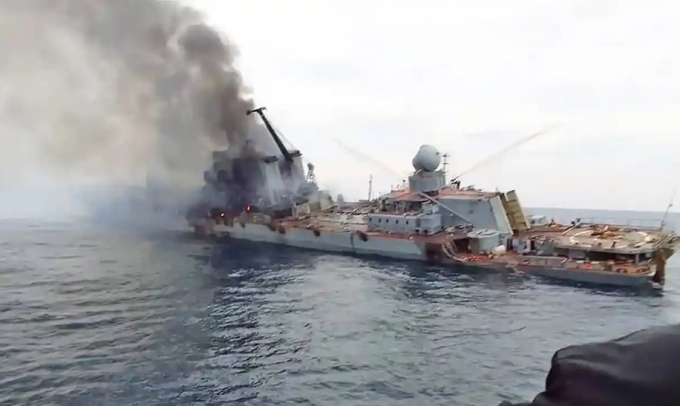지난 15일 흑해에서 침몰한 러시아 모스크바 미사일 순양함의 침몰 직전 모습으로 추정되는 사진이 공개됐다./사진=영국 '가디언'