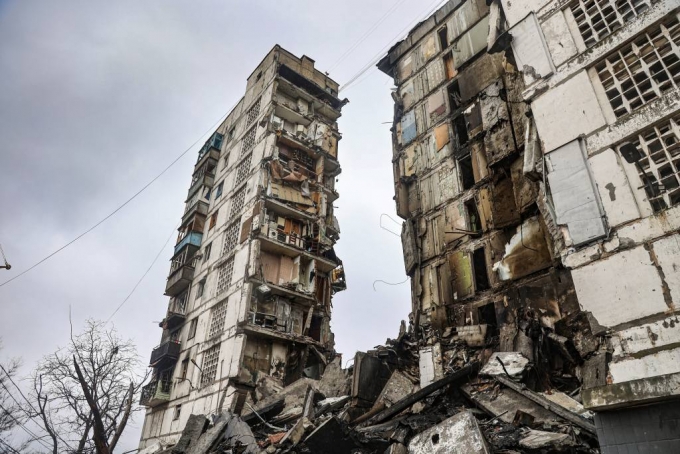 [마리우폴=AP/뉴시스] 13일(현지시간) 우크라이나 동부 도네츠크인민공화국(DPR)이 점령 중인 마리우폴에 전투 중 파괴된 건물이 보인다. 2022.04.14.