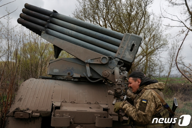 20일(현지시간) 우크라이나 북동부 하르키우에서 우크라군이 러시아군을 향해 구 소련 BM-21 다연장 로켓 발사 준비를 하고 있다. (C) 로이터=뉴스1 