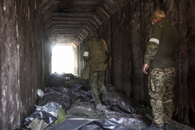 [마리우폴=AP/뉴시스] 지난 18일(현지시간) 우크라이나 마리우폴에서 도네츠크인민공화국(DPR) 병사들이 비닐에 싸인 우크라이 군인들의 시신을 확인하고 있다. 블라디미르 푸틴 러시아 대통령은 21일 러시아군이 포위한 마리우폴에 마지막까지 남아 항전 중인 우크라이나군을 향해 더는 공격하지 말고 대신 "파리 한 마리도 빠져나가지 못하게 봉쇄하라"라고 명령했다. 해당 지역에는 러시아군도 다수 남아 있어 자국군의 피해를 피하기 위해 이와 같은 명령을 내린 것으로 보인다. 2022.04.21.