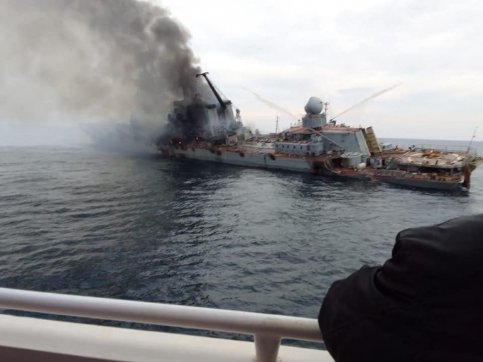 러시아 해군 흑해 함대 기함 모스크바호로 추정되는 기함에서 검은 연기가 발생하고 있다. /사진=트위터 갈무리