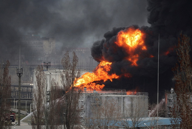 3일(현지시간) 우크라이나 오데사에서 러시아 군의 미사일 공격을 받아 정유 공장이 불길에 휩싸여 있다.  (C) 로이터=뉴스1  