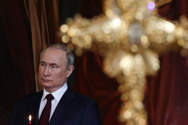 블라디미르 푸틴 러시아 대통령이 24일(현지시간) 모스크바  구세주 성당에서 열린 부활절 미사에 참석했다. /로이터=뉴스1