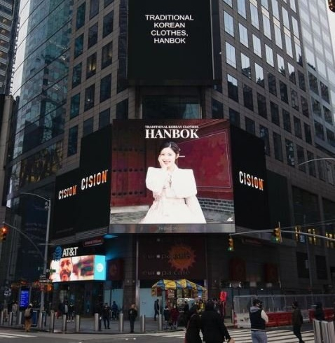 '라카이 코리아'가 지난해 3월1일 삼일절을 맞아 미국 뉴욕 타임스퀘어에 '한국의 전통의상 한복'이란 제목의 옥외 광고를 내걸었다./사진=라카이 코리아 인스타그램 