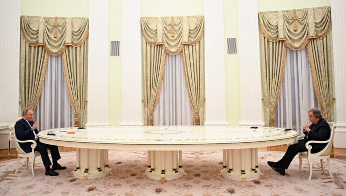 26일(현지시간) 블라디미르 푸틴 러시아 대통령(왼쪽)과 안토니우 구테흐스 유엔 사무총장이 러시아 모스크바 크렘린궁에서 6m 길이로 알려진 긴 원탁을 사이에 두고 앉아 우크라이나 사태를 논의하고 있다. /사진=AFP