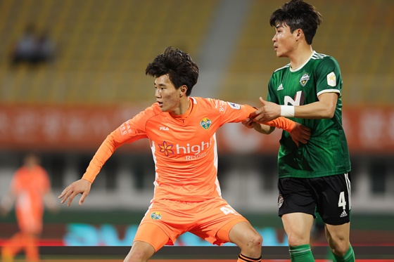 양현준(왼쪽). /사진=한국프로축구연맹 제공