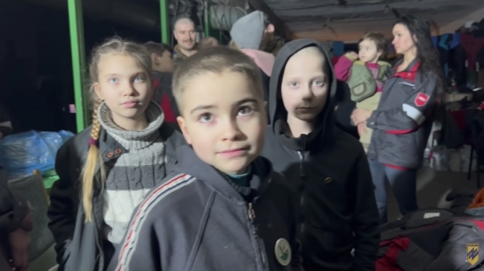 우크라이나 아조우스탈 제철소 내 지하로 피신한 아이들과 시민. /사진=유튜브 아조우 연대 갈무리 