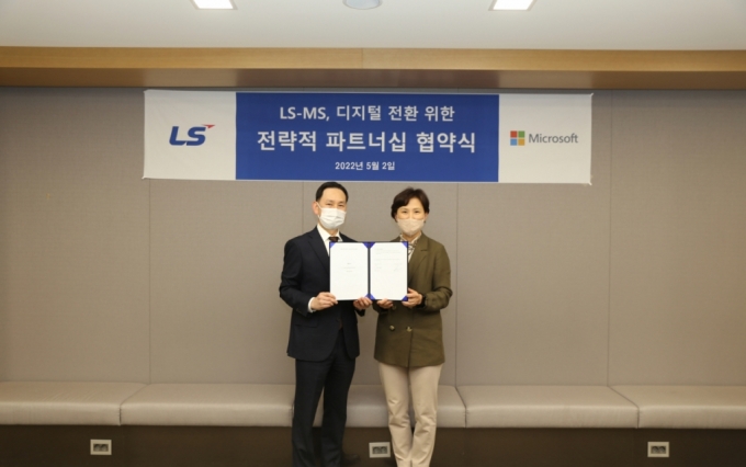 LS그룹과 한국마이크로소프트가 2일 LS용산타워에서 체결한 전략적 파트너십 협약식에서 조의제 LS ITC 조의제 CEO(최고경영자·왼쪽), 이지은 한국마이크로소프트 대표가 기념 촬영을 하고 있다. /사진제공=LS
