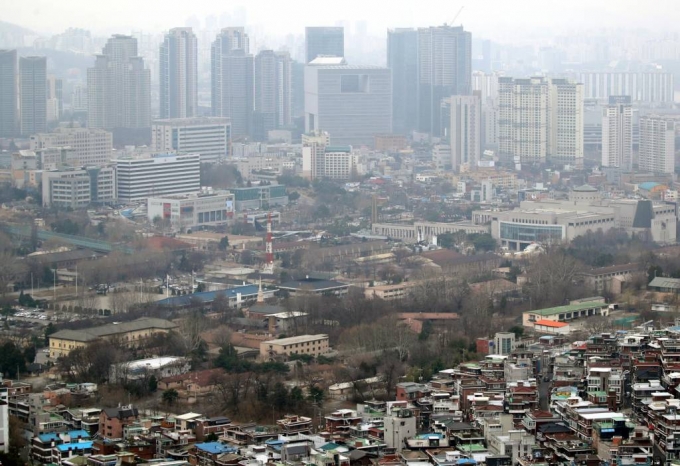 서울 남산에서 바라본 대통령 집무실이 마련될 용산 국방부 청사와 주변 지역. /사진제공=뉴시스