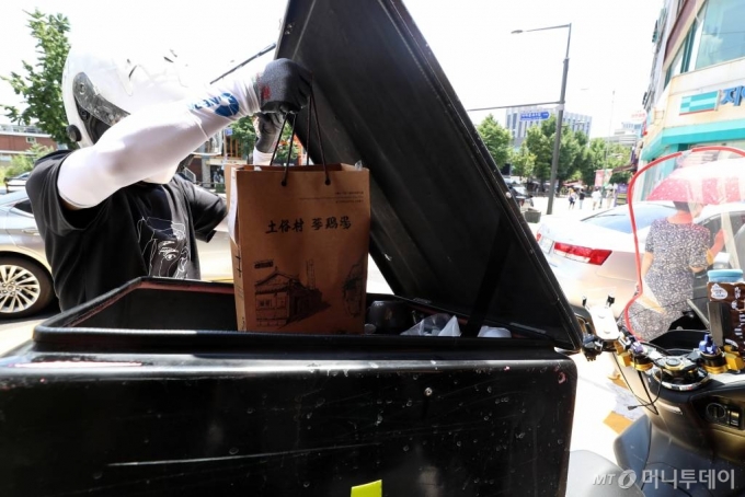 절기상 중복인 지난해 7월 21일 오후 서울 종로구 한 삼계탕 전문점에서 배달업체 관계자가 포장한 삼계탕을 배달하고 있다. /사진=이기범 기자 leekb@