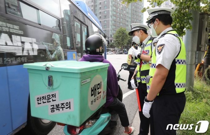 경찰이 지난해 10월 5일 오후 서울 공덕오거리에서 이륜차 교통법규 위반을 단속하고 있다. /사진=뉴스1