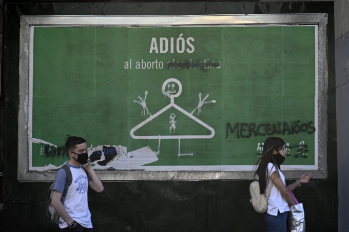 아르헨티나 대법원이 임신중절 합법화 판결을 내리면서, 사설 불법 임신중절 수술을 상징하는 옷걸이와 이에 작별을 고하는 벽화가 그려졌다 /AFPBBNews=뉴스1