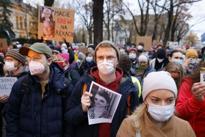지난해 9월 폴란드에서 양수가 터져 병원을 찾았으나, 의사가 태아 심장이 멈출 때까지 수술을 거부해 목숨을 잃은 여성을 기리고 임신중절 비범죄화를 요구하는 시위가 열렸다. /AFPBBNews=뉴스1