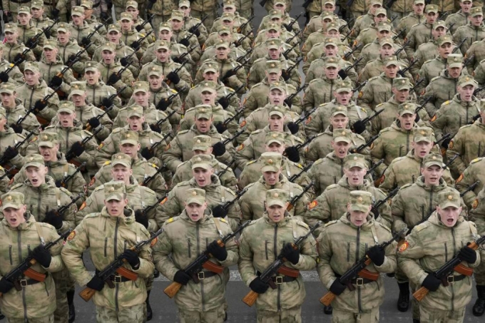 [상트페테르부르크=AP/뉴시스] 5일(현지시간) 러시아 상트페테르부르크 드보르초바야 광장에서 러시아 군인들이 전승절 기념 열병식 예행연습을 하고 있다. 이 열병식은 오는 9일 러시아의 제2차 세계대전 전승절 제77주년을 기념해 열린다. 2022.05.06.