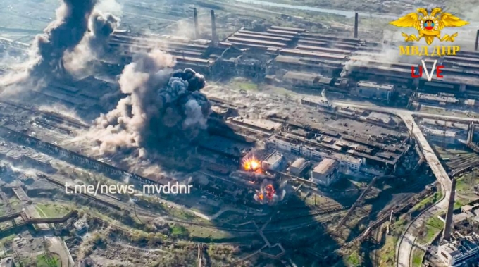 [마리우폴=AP/뉴시스] 도네츠크인민공화국(DPR)이 제공한 영상 사진에 지난 4일(현지시간) 우크라이나 마리우폴의 아조우스탈 제철소에서 불길과 연기가 치솟고 있다. 마리우폴 최후의 항전지인 아조우스탈 제철소에서 격렬한 전투가 이어지는 것으로 알려졌다. 2022.05.06.
