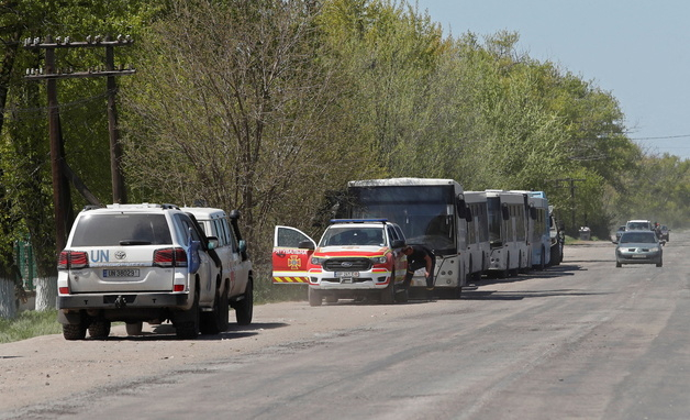 (도네츠크 로이터=뉴스1) 우동명 기자 =  6일 (현지시간) 우크라이나 도네츠크의 피난민 임시 숙소 밖에 유엔 차량이 주차되어 있다.   (C) 로이터=뉴스1  