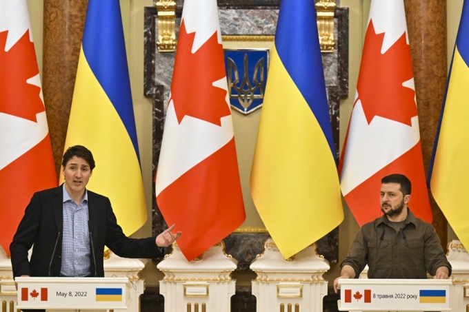 8일(현지시간) 쥐스탱 트뤼도 캐나다 총리(왼쪽)와 볼로디미르 젤렌스키 우크라이나 대통령이 우크라이나 수도 키이우에서 공동 기자회견을 진행하고 있다./AFPBBNews=뉴스1