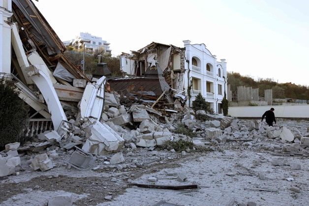(오데사 AFP=뉴스1) 우동명 기자 = 8일(현지시간) 우크라이나 오데사에서 러시아 군의 미사일 공격을 받아 파괴된 호텔의 모습이 보인다.  (C) AFP=뉴스1  