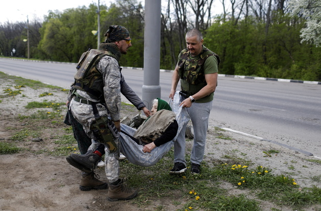 (하르키우 로이터=뉴스1) 우동명 기자 = 2일 (현지시간) 러시아 군의 공격을 받고 있는 우크라이나 하르키우에서 주민들이 노인을 대피시키고 있다.  (C) 로이터=뉴스1  