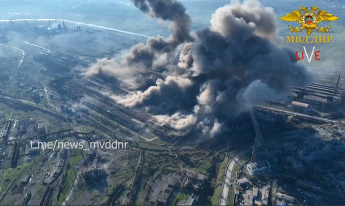 우크라이나 동남부 해안도시 마리우폴의 아조우스탈 제철소에서 폭발이 일어난 모습. 이 사진은 도네츠크 인민공화국(DNR) 내무부가 공개한 것이다./뉴스1=AFP