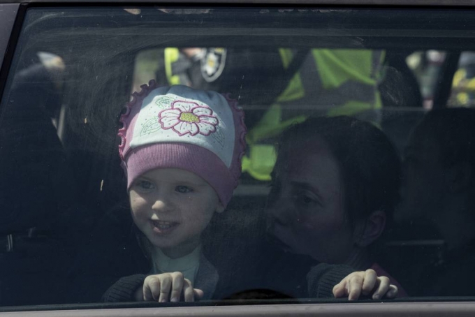[자포리자=AP/뉴시스] 5일(현지시간) 가족과 함께 우크라이나 마리우폴을 탈출해 자포리자 피란민 센터에 도착한 한 소녀가 창밖을 내다보며 웃고 있다. 2022.05.06.