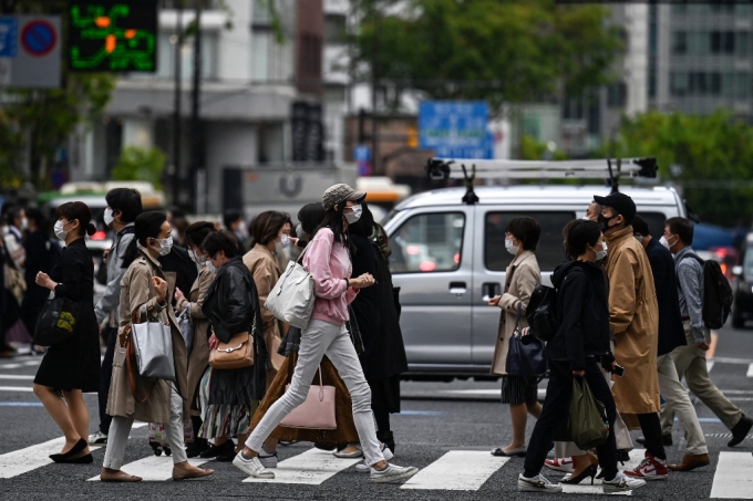 지난해 일본 인구수가 전년보다 64만명 감소한 것으로 집계됐다. 사진은 일본 도쿄의 한 교차로를 건너고 있는 사람들. /AFPBBNews=뉴스1 