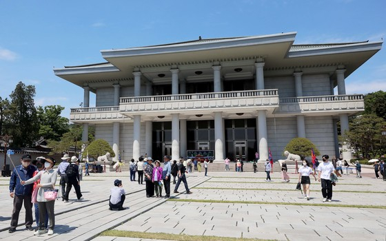 10일 오후 서울 종로구 청와대 개방 행사에서 시민들이 영빈관을 둘러보고 있다. /사진=인수위사진기자단
