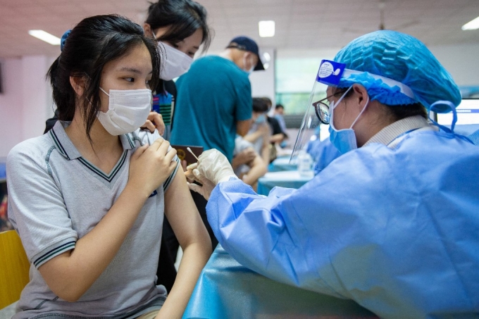 중국 장쑤성의 한 백신접종센터에서 주민들이 코로나19 백신을 맞고 있다. /ⓒ AFP=뉴스1