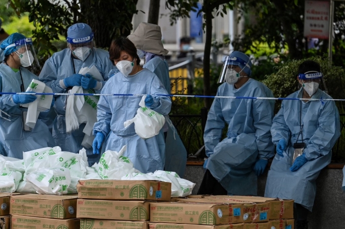 중국 상하이 방역 요원들이 각 가정에 나눠줄 보급품을 분리하고 있다. / ⓒ AFP=뉴스1