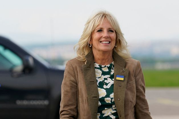 (코시체 AFP=뉴스1) 우동명 기자 = 조 바이든 미국 대통령의 부인 질 바이든 여사가 8일(현지시간) 우크라이나를 깜짝 방문한 뒤 슬로바키아 코시체 국제 공항에서 우크라이나 국기 배지를 재킷에 달고 전용기를 타러 가고 있다.  (C) AFP=뉴스1  