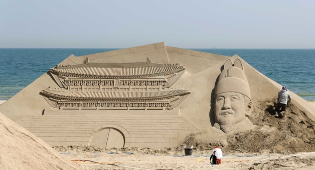 모래조각가들이 지난달 20일 부산 해운대해수욕장에서 축제 전시 작품을 만들고 있다.  /사진=뉴스1
