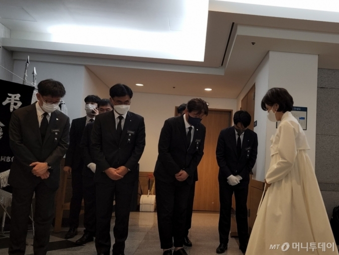 12일 구자학 아워홈 회장 장례식장에 장녀 구미현씨가 입장하고 있다./사진=구단비 기자