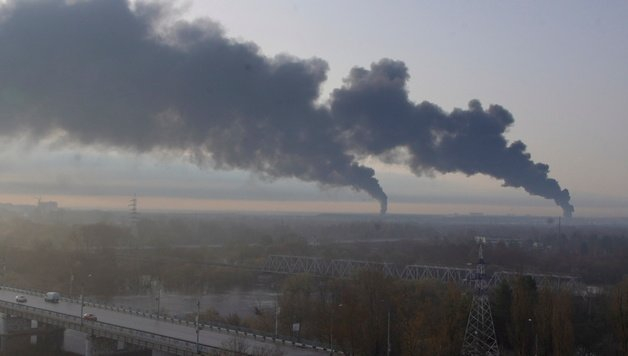 (브랸스크 로이터=뉴스1) 우동명 기자 = 4월 25일 (현지시간) 우크라이나 접경 지역인 러시아 브랸스크의 대형 유류 저장소 2 곳에서 폭발이 발생해 검은 연기가 솟아오르고 있다. (C) 로이터=뉴스1