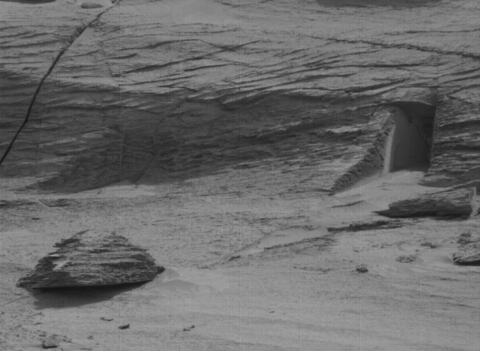 미국항공우주국(NASA)의 화성 로버(이동형 탐사로봇) 큐리오시티가 포착한 화성의 모습. 우측이 외계 생명체가 오가는 출입문이 아니냐는 갑론을박이 이어졌다. / 사진=미국항공우주국(NASA)