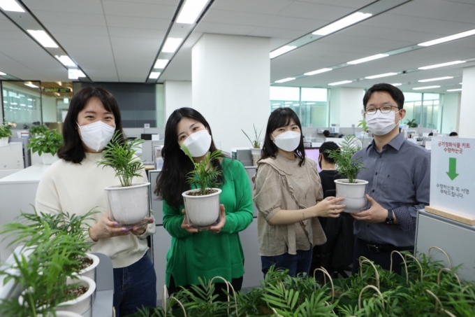 LG이노텍 직원들이 최근 열린 비대면 봉사활동 '공기정화 식물 기부'에 참여해 기념촬영을 하고 있다. /사진제공=LG이노텍 