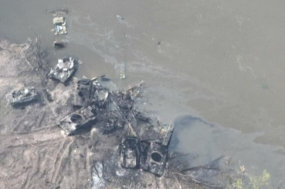 우크라이나 동부 시베르스키도네츠강에서 우크라이나군의 공격을 받아 파괴된 러시아군 탱크와 장갑차들 /ⓒ 로이터=뉴스1
