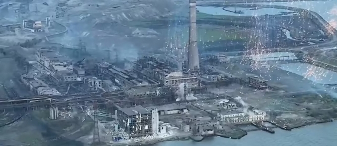 14일(현지시간) 러시아군의 공격을 받고 있는 우크라이나 마리우폴의 아조우스탈 제철소 /사진=텔레그램 영상 캡처