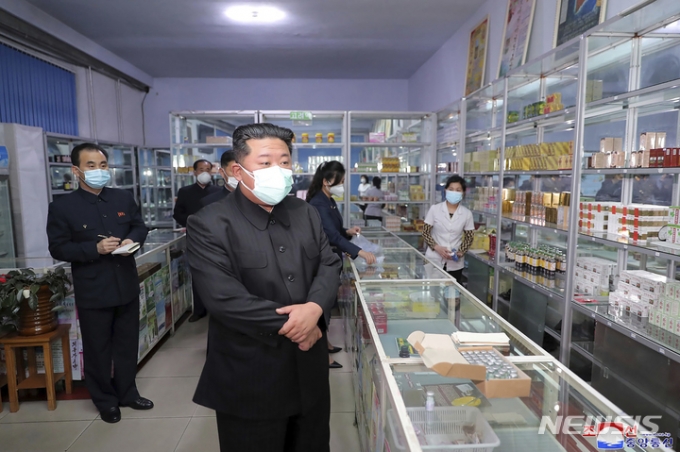 김정은 북한 국무위원장이 지난 15일 마스크를 겹쳐 쓰고 평양의 약국을 방문해 현지 지도하고 있다. /AP=뉴시스