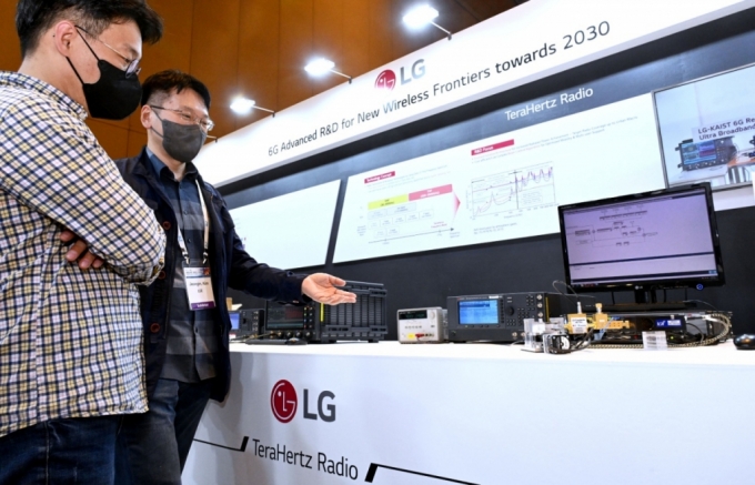 LG전자 직원이 서울 코엑스에서 열린 'IEEE ICC 2022'에서 6G(6세대 이동통신) 무선 송수신 테스트를 시연하기에 앞서 카이스트와 함께 개발한 6G 테라헤르츠 안테나 모듈을 소개하고 있다. /사진제공=LG전자