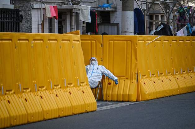 (상하이 AFP=뉴스1) 우동명 기자 = 29일 (현지시간) 코로나19 봉쇄령이 내려진 중국 상하이에서 보호복을 입은 방역요원이 출입을 통제하고 있다.  (C) AFP=뉴스1  