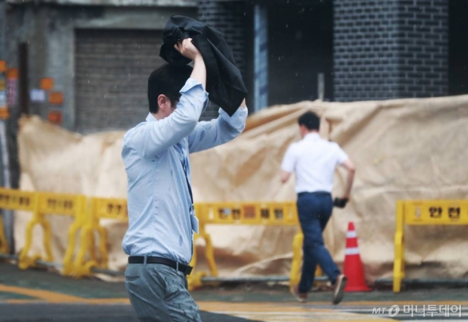 전국 곳곳 소나기가 내린 날 서울 종로구 효자동 인근에서 미쳐 우산을 챙기지 못한 시민들이 발걸음을 재촉하고 있다. /사진=이동훈 기자 photoguy@