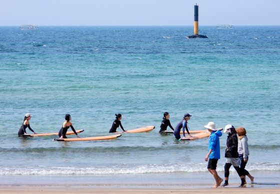 ▲제주시 이호해수욕장에서 레저객들이 서핑보드와 함께 바다로 향하고 있다./사진=뉴시스