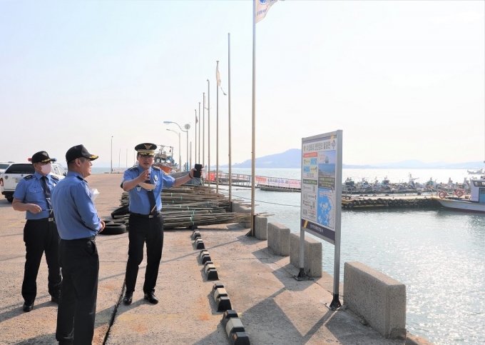 이종욱 목포해양경찰서장은 지난 17일 홀통유원지를 방문해 연안안전 관리 실태를 점검했다.