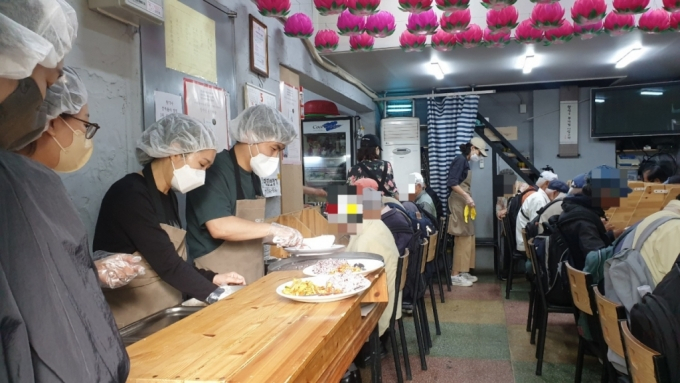 18일 오후 12시쯤 서울 종로구 원각사의 무료급식소에서 고령층 10여명이 점심 식사를 하고 있다./사진=김성진 기자